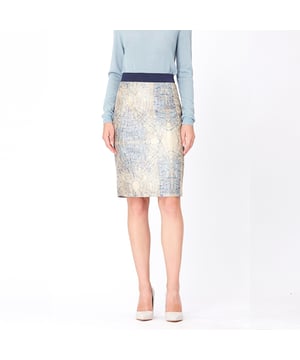Een verfijnd stuk, in tegenstelling tot de taille en terug met een gewone stof. Het belangrijkste materiaal is een hoogwaardige brokaat met een abstract patroon, gemakkelijk te combineren met marineblauw, hemelsblauw, goud, zwart of wit. Te dragen met een eenvoudig shirt of blouse en een gewone blazer.
 
Productdetails:
 • vorm: recht
 • Lengte: knie, 62 cm
 • Metalen rits in het midden