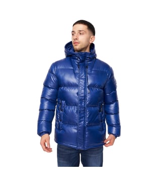 Materialzusammensetzung (%): 100% Polyester. Gewebe: Ripstop-Gewebe. Design: Logo, Gesteppt. Abzeichen, Griffplatte mit Warenzeichen, Metall-Ösen. Bündchen: Elastisch. Mit Kapuze. Langärmlig. Kapuzenmerkmale: mit Kordelzug, angenähte Kapuze. Taschenart: Zwei Seitentaschen, Reißverschluss, Bolzenbefestigung. Durchgehender Reißverschluss, Druckknopf. Finish: Hochglanz.