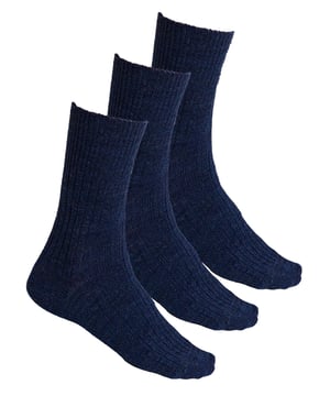 Estos calcetines de lana de alpaca para mujer, perfectos para el día a día, son el epítome del lujo. Fabricados con fibras de lana de alpaca 100%, estos calcetines son suaves y delicados, pero lo suficientemente resistentes para el uso diario. Además, vienen en un pack de 3 pares, lo que los convierte en una excelente opción para llenar el cajón de los calcetines. Estos calcetines de lana de alpaca mantienen los pies cómodos durante todo el día y su textura acanalada en la pierna y el pie alivia la presión innecesaria sobre el pie y ayuda a garantizar un ajuste seguro. Estos calcetines tienen propiedades de absorción de la humedad, lo que significa que mantendrán tus pies secos en todas las condiciones. Esto es importante porque si tus pies se mojan durante largos periodos de tiempo, pueden causarte ampollas e infecciones. Puedes elegir entre 6 colores: Negro, Marrón, Beige, Azul marino, Gris y Gris claro, ¡así que hay para todos los gustos! Tanto si prefieres un negro tradicional como un marrón clásico, tenemos algo que se adapta a tu estilo. Estos calcetines de mujer vienen en paquetes de 3 pares y están disponibles en 2 tallas: 3-4 UK, 5-7. Están fabricados con un 56% de acrílico, un 22% de lana, un 11% de poliamida, un 9% de alpaca y un 2% de elastano. Hay 6 colores para elegir y son totalmente lavables a máquina.
