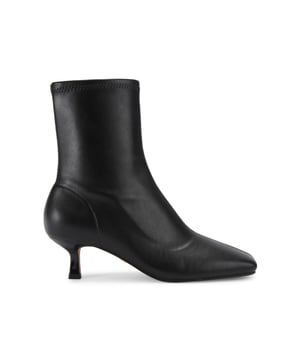 This Tact ankle boot features a black upper. The toe is squared with a soft ankle for comfort. Heel height: 5.5cm.