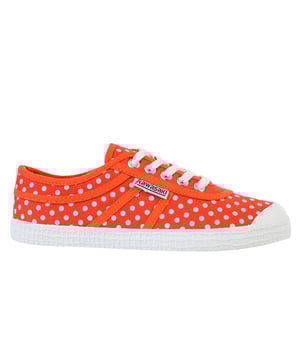 Nuestras zapatillas de lona de lunares son una forma perfecta de llamar la atención. El bonito estampado da a la silueta clásica una actualización encantadora y completará tu atuendo mientras hace girar las cabezas en la calle.Detalles del producto. Cordones regulables para un ajuste adecuado. Disponible en tres colores diferentes. Zapato ligero. El zapato de cordones de corte bajo permite la rotación y la flexibilidad. Parte superior: lona y ante de vaca. Suela: RBGuía de tallas/ajuste. Si estás entre dos tallas, te recomendamos que elijas la más grande.Guía de lavado. Se recomienda no lavar el zapato.