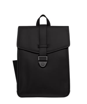 Deze 15-liter rugzak van hoogwaardig softshell-materiaal biedt veel ruimte en functionaliteit voor dagelijks gebruik. Het regenbestendige ontwerp beschermt je waardevolle spullen in alle weersomstandigheden, terwijl de magneetsluiting aan de zijkant voor snelle toegang zorgt. Buiten- en binnenvakken met ritsen en praktische binnenvakken met elastische banden zorgen voor een overzichtelijke organisatie, waaronder een speciaal tabletvak. De verstelbare schouderbanden bieden draagcomfort op maat. De opgenaaide labelpatch op de klep en het reliëflogo op de schouderband voegen stijlvolle accenten toe. Deze rugzak is 100% veganistisch en combineert duurzaamheid met modern design.