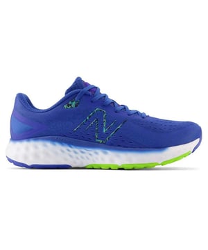Zapatillas de running New Balance Fresh Foam Evoz V2 para hombre en color azul: una mezcla de estilo, comodidad y rendimiento creada con la tecnología Fresh Foam característica de New Balance. Estas zapatillas de running están diseñadas para proporcionar una pisada suave y amortiguada a los corredores que buscan una experiencia de respuesta y apoyo.

Características principales:

 Tecnología Fresh Foam:  La tecnología Fresh Foam de New Balance está probablemente incorporada en la entresuela. Este innovador sistema de amortiguación está diseñado para ofrecer unas sensaciones suaves y receptivas sin perder durabilidad.

 Zapatilla versátil:  La Evoz V2 está probablemente diseñada para la versatilidad, adecuada para diversas actividades de running, desde el entrenamiento diario hasta distancias más largas.

 Parte superior transpirable:  Espera una construcción superior transpirable que ayude a mantener tus pies frescos y cómodos durante tus carreras.

 Ajuste seguro:  Las zapatillas de running New Balance a menudo vienen con características como un sistema de cordones seguro y un cuello acolchado para un ajuste ceñido y seguro, reduciendo la probabilidad de deslizamiento durante las carreras.

 Diseño ligero:  New Balance prioriza la construcción ligera en muchas de sus zapatillas de running, lo que permite una zancada natural y eficiente al correr.

 Suela duradera:  Es probable que la suela exterior esté diseñada para ofrecer durabilidad y tracción, proporcionando un agarre fiable en diversas superficies de carrera.

 Soporte neutro:  La Evoz V2 es probablemente una zapatilla de running neutra, que proporciona apoyo a los corredores con una pisada neutra.

 Marca New Balance:  Busca el icónico logotipo de New Balance, que representa el compromiso de la marca con la calidad y el rendimiento. El logotipo puede aparecer en los laterales, la lengüeta o el talón de las zapatillas.
