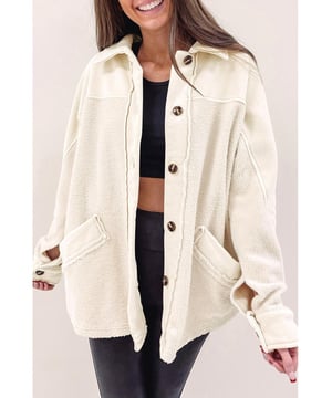 Vielseitige beige Button-Up Shacket mit Steppung, Taschen und rohem Saum  
Kombiniert die Struktur eines Button-Up-Shirts mit dem Komfort einer Jacke  
Hergestellt für Frauen  
Beige Farbe passt gut zu verschiedenen Outfits  
Einzigartige Steppdetails  
Trendiger roher Saum  
Knopfverschluss für verstellbaren Schutz  
Funktionale Taschen zum Tragen kleiner Essentials  
Hergestellt aus qualitativen Materialien für Langlebigkeit  
Kann als leichte Jacke oder über einem Top getragen werden  