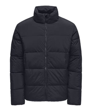 Deze gewatteerde jas combineert stijlvol design met functionele warmte. De hoogsluitende kraag en doorlopende ritssluiting met kinbeschermer bieden optimale bescherming tegen weer en wind. Elastische manchetten zorgen voor een comfortabele pasvorm en voorkomen tocht. De lichte maar warme voering maakt hem perfect voor frisse dagen zonder in te leveren op bewegingsvrijheid. De normale pasvorm garandeert een comfortabele pasvorm en genoeg ruimte voor extra lagen. In de stad of in de natuur, deze jas is de ideale metgezel voor het overgangsseizoen. Functionaliteit ontmoet eenvoudige elegantie.