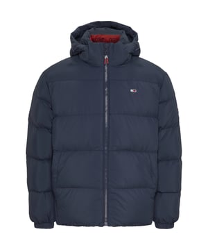 Heren jas van het merk Tommy Jeans in de kleur blauw. De jas is gemaakt van gerecycled polyester en heeft een normale pasvorm. Op de borst zit het iconische Tommy logo.  Merk: Tommy Jeans. Modelnaam: Essential Down Jacket. Categorie: heren jas. Materialen: gerecycled polyester. Kleur: blauw