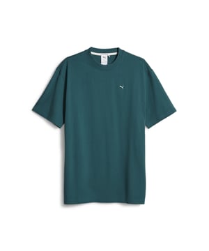 PRODUKTTHEMA: Expertenhandwerk trifft auf unsere charakteristischen Sportbekleidungs-Silhouetten in der MMQ-Linie. In diesem klassischen, lässig geschnittenen T-Shirt wird meisterhafte Verarbeitung von minimalistischem Design geleitet, um ein Stück zu schaffen, auf das wir stolz sind, in unserem eigenen Deutsch zu sagen, Macht’s mit Qualität (MMQ), auch bekannt als „Made with Quality“. EIGENSCHAFTEN & VORTEILE: Hergestellt aus mindestens 20% recycelter Baumwolle als Schritt in eine bessere Zukunft; Baumwolle in PUMA Produkten stammt von Farmen mit Fokus auf nachhaltige Landwirtschaft wie Wassereffizienz und Bodenschutz. Erfahren Sie mehr: PUMA.com/FOREVER BETTER. DETAILS: Rundhalsausschnitt; PUMA-Logo; Lässige Passform; 250 g/m², Einzeljersey.