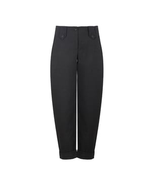 Estos pantalones de longitud completa están confeccionados en un tejido de lana virgen tejida. Los pantalones se abrochan en la parte delantera con una cremallera y un botón. Hay presillas en la parte delantera y trasera, y bolsillos laterales. Los pantalones tienen una pierna cónica y vuelta en el bajo.