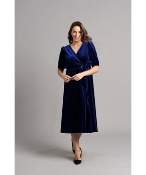 Nuestro lujoso Velvet Tie Dress será tu favorito en el armario esta temporada. Confeccionado en nuestro terciopelo plush ultra-lujoso, este vestido midi irradia opulencia. Diseñado en un rico tono azul, tiene un escote en V que favorece y acentúa la cintura ajustada con lazo, mientras que la silueta drapeada resalta tus curvas. También disponible en negro y esmeralda.

Longitud midi, terciopelo, fluido, también disponible en esmeralda y negro.

95% poliéster, 5% elastano

Lavado a mano en frío

No planchar