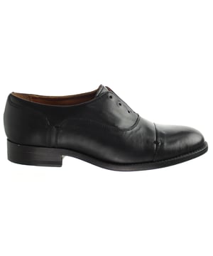 A quintessential women’s Oxford shoe with impeccable attention to detail. The Austen is a wardrobe must-have. An elegant leather outsole and beautiful, full-grain leather that can be worn with or without laces to make a major statement.
Premium hand finished, full grain leathers
Cow lined for breathability and a luxurious feel
Leather protected Poron® layer insole for maximum wearability
Leather outsole with injected TPU for shock absorption and slip-resistance
Lace-up access
1" heel