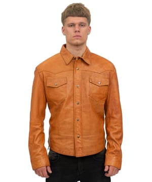Geïnspireerd door zijn met denim vervaardigde voorgangers is dit jack een herinterpretatie van deze populaire stijl die eind 19e eeuw opkwam. Deze jas is een meer minimalistische kijk op de trucker in vergelijking met andere stijlen, wat goed wordt aangevuld door de gladde afwerking van ons ultrazachte premium nappaleer. De kenmerken aan de voorkant zijn beperkt tot traditionele puntige klepzakken op de borst en subtiele inzetstukken rond de schouders. Verder is de jas voorzien van een traditionele kraag met kraag en kan de voorkant worden gesloten door middel van drukknopen die doorlopen tot aan de kraag. We hebben drie knoopsluitingen op de manchetten geïntroduceerd, zodat je de pasvorm kunt aanpassen en voor meer comfort. • 100% premium ultrazacht nappaleer • Verkrijgbaar in premium kleuren zwart, bruin en lichtbruin • Voorzien van kraag met kraag met drukknoopsluiting en klepzakken op de borst • Inclusief zakken geïntegreerd in de voering van de jas en twee buitenzakken • Manchetten zijn verstelbaar via drie drukknoppen