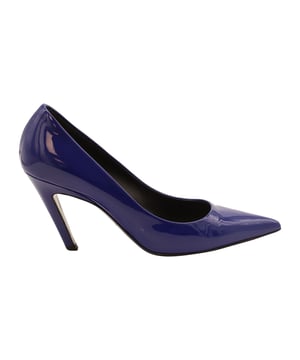 VINTAGE, UVP WIE NEU  
Vervollständigen Sie Ihr gut zusammengestelltes Outfit mit diesen Schuhen von Balenciaga. Minimalistisch und elegant bieten sie eine hervorragende Konstruktion für dauerhafte Qualität und komfortablen Sitz.  
Balenciaga Spitzen-Pumps aus blauen Lackleder  
Abnutzungserscheinungen: Kratzer und Schmutz an Sohle und Absätzen  
Zustand: ausgezeichnet  
Farbe: Blau  
Material: Lackleder  
Größe: EU38/US8/UK5  
SKU: 218565