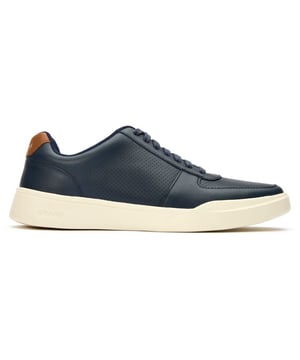 Zapatillas deportivas modernas perforadas de Cole Haan para hombre en color azul, fabricadas con piel y suela de goma. Incluyen: diseño de empeine perforado, marca Cole Haan, cuello del talón ligero y acolchado.