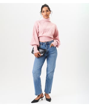 Presentamos nuestro jersey corto de punto azul con cuello alto. Este jersey elegante y moderno está diseñado para mantenerte abrigado y agregar un toque de moda a tu guardarropa. El diseño de cuello alto añade un toque de sofisticación, mientras que el largo corto acentúa tu figura. Manténgase abrigado y elegante con nuestro jersey de punto rosa.MedidaAprox. longitud-60 cm