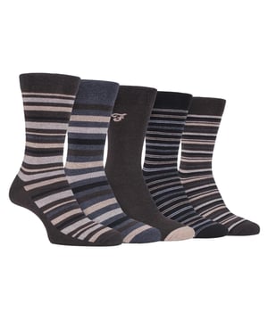 5er-Pack Farah Classic Patterned Socks Ein elegantes Paar Socken ist unerlässlich, um jedes formelle Outfit zu vervollständigen. Diese Farah Dress Socks sind mit ihren klassischen Mustern und ihrer bequemen Passform genau das Richtige. Diese klassischen Socken sind mit ihrer Mischung aus Mustern und Farben für jede Situation geeignet und lassen sich leicht mit jedem Outfit kombinieren. Diese Socken bestehen zu 47 % aus Baumwolle und sind daher besonders weich und angenehm zu tragen. Baumwolle hilft auch bei der Temperaturregulierung und sorgt dafür, dass die Füße im Sommer kühl und im Winter warm bleiben. Diese Socken haben außerdem ein Gentle Grip-Oberteil, das sich den natürlichen Konturen Ihres Beins anpasst. Dieses weiche Oberteil hält die Socken an Ort und Stelle, ohne die übliche Einschnürung normaler Bündchen, was wiederum den Tragekomfort über einen längeren Zeitraum erhöht. Diese Socken sind in den Größen 6-11 UK erhältlich und werden in einer 5er-Packung verkauft. Es sind viele verschiedene Muster und Farben erhältlich. Extra Produktdetails - 5 Paar - 6-11 UK - Farah Branded - Gentle Grip soft top - Viele Styles / Farben - Weiche Baumwolle - Atmungsaktiv - 47% Baumwolle 45% Polyester 7% Nylon 1% Elastan