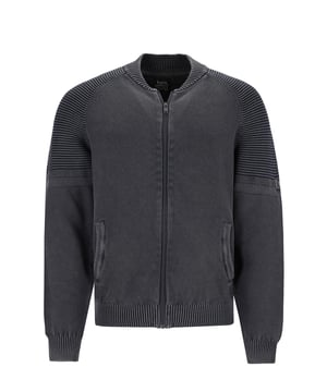 Die Hajo Herren Sweatjacke kombiniert lässigen Stil mit funktionalem Design und ist der perfekte Begleiter für jede Gelegenheit. Der Rundhalsausschnitt und die Raglanärmel sorgen für eine sportliche Optik, während Rippbündchen an Ärmeln und Saum eine optimale Passform garantieren.  Gefertigt aus hochwertigen Materialien, bietet die Sweatjacke einen hohen Tragekomfort und hält Sie an kühlen Tagen warm. Der durchgehende Reißverschluss ermöglicht einfaches An- und Ausziehen und verleiht dem Design eine moderne Note.  Seitliche Eingrifftaschen bieten praktischen Stauraum für Ihre Essentials und halten Ihre Hände warm. Ein dezenter Logo Patch auf dem Ärmel rundet das stilvolle Gesamtbild ab und setzt einen markanten Akzent.  Diese Sweatjacke ist ideal für Männer, die Wert auf Qualität und stilvolle Lässigkeit legen. Egal ob beim Spaziergang, im Büro oder beim Treffen mit Freunden, mit dieser Jacke sind Sie stets gut gekleidet. Ein Must-Have für die modische Herrengarderobe.