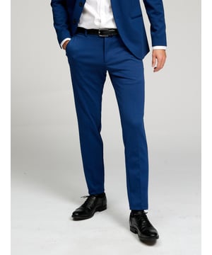 Onze Originele Performance Broeken™ zijn broeken met een stijlvolle uitstraling en uitstekende functionaliteit. Geniet de hele dag van uitstekend comfort. Deze broeken helpen je een look te creëren die zowel stijlvol als comfortabel is, aangezien de blauwe broeken goed passen bij elke garderobe en outfit. Bij TeeShoppen hebben we onze Perform Collectie ontwikkeld door kleding te maken van rekbare, goede en zachte materialen die de hele dag comfortabel zijn om te dragen. Ons doel met de Perform Collectie is om kleding te maken voor mensen die hoge eisen stellen aan de functionaliteit en kwaliteit van hun kleding. 

Hier kunt u broeken in de kleur blauw zien. De broeken hebben een slim fit. Het model is ook verkrijgbaar in Regular fit. 

Welke maat hebben de broeken? Broeken kunnen worden geselecteerd in 29 verschillende maten. Zie en kies de maat onder "maat". De maten zijn aangepast voor mannen. 

Over TeeShoppen: Bij TeeShoppen geloven we niet altijd dat prijs en kwaliteit hand in hand gaan, en dat willen we bewijzen. Het doel van ons assortiment is om je de mogelijkheid te geven om je garderobe aan te vullen met kleding die zowel basic als modern is. En het is niet saai alleen omdat het basic is. De kledingstukken zijn gemaakt van luxe materialen die comfortabel zijn om te dragen en zijn ontworpen om gestyled te worden voor elke gelegenheid. Op zoek naar een plek om tijdloze kleding te vinden voor zowel mannen als vrouwen? Dan is TeeShoppen de plek voor jou. Wij zijn specialisten in de verkoop van basic kleding. Je betaalt niet voor dure merken en kosten, maar alleen voor kwaliteit en service. En natuurlijk breiden we ons assortiment voortdurend uit volgens de mode, zodat je altijd moderne basic kleding bij ons kunt vinden.