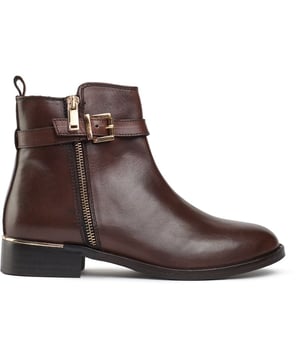 Deja que tu estilo brille y atrévete a destacar con los botines con cremallera y hebilla Gada de SOLE. Elaborados en piel flexible con adornos de metal dorado brillante, estos botines son toda una declaración de estilo. Luce tu estilo con esta elegante silueta de punta redonda, equilibrada sobre una elegante suela. Con un interior forrado en piel que promete comodidad absoluta, querrás llevar estas bellezas a todas partes.