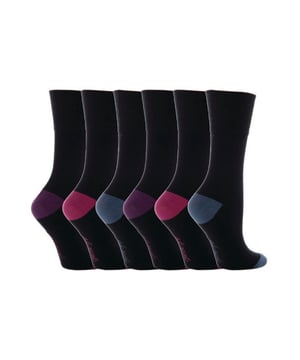 Met een speciaal ontworpen honingraat-bovenkant zijn Sokkenhop zachte Gentle Grip®-sokken comfortabeler gemaakt voor alle dragers, maar vooral als u last heeft van problemen met de bloedsomloop of gezwollen benen, enkels en voeten. Deze collectie ontwerpen ziet er net zo goed uit als ze voelen, gemaakt van zacht, comfortabel katoenrijk garen. houd je voeten geurvrij met platte naden voor extra draagbaarheid Alle SockShop Gentle Grip®-sokken zijn gemaakt om je benen te verzorgen, ze vormen zich comfortabel naar hun natuurlijke contouren zonder een van die lelijke, irriterende en jeukende vernauwingsringen achter te laten . Dit zijn echt de sokken voor iedereen die niet van strakke bovenkants houdt. Gentle Grip bovenkants die niet naar beneden vallen bij slijtage en ook ideaal zijn voor diabetischei!