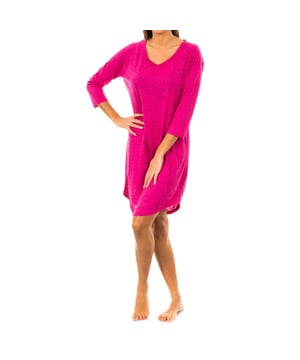 Camisón de manga larga Tommy Hilfiger.
Color fucsia con estampado de estrellas por todo el diseño.
Cuello de barca.
Bordado del logo de la marca, en el lateral superior.
Costuras vistas a tono.

Composición:
- 61% Poliéster.
- 39% Algodón.

 Instrucciones de lavado:
-Lavar a temperatura máx. 40ºC.
-No usar lejía.
-Admite lavado en seco.
-Permite utilizar secadora.
-Planchar a temperatura máx. 130ºC.