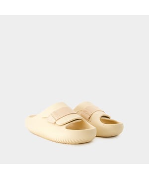 Kleuren: BRUIN - Shitake. Hoofdmateriaal: synthetisch. Zool: rubber. Voering: synthetisch. Sluiting: slip-on. Teenvorm: rond, open.