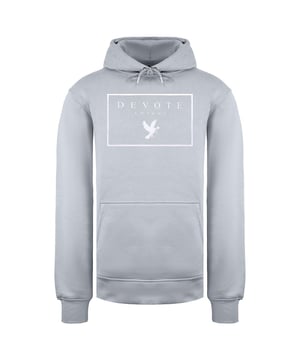 De Devote London Long Sleeve Blue/White Pullover Mens Hoodie AW007 BLUE WHITE is een stijlvolle en comfortabele hoodie die perfect is om elke dag te dragen. Hij is gemaakt van een zachte en lichtgewicht katoenmix die perfect is om in laagjes te dragen. De hoodie heeft een ronde hals, een relaxte pasvorm en een kangoeroezak, waardoor het een veelzijdige optie is die je zowel omhoog als omlaag kunt kleden.

De hoodie is gemaakt van een mix van 60% katoen en 40% polyester. Deze mix maakt de hoodie zacht, lichtgewicht en duurzaam. De hoodie heeft ook een relaxte pasvorm, waardoor hij comfortabel zit. De ronde hals is een klassieke halslijn die zowel stijlvol als comfortabel is. De kangoeroezak is praktisch en perfect om kleine spullen in op te bergen.

De hoodie heeft een opvallend blauw en wit kleurenschema. Het blauw is een klassieke kleur die perfect te combineren is met andere kleuren, terwijl het wit zorgt voor een vleugje contrast. Het kleurenschema is perfect voor een casual look, maar kan ook worden aangekleed voor formelere gelegenheden.

De hoodie heeft een Devote London logopatch op de borst. Het logo is klein en ingetogen, zodat het niet afdoet aan de algehele look van de hoodie.

De hoodie kan in de wasmachine, dus hij is gemakkelijk te onderhouden. Het is ook een relatief betaalbare hoodie, dus hij heeft een goede prijs-kwaliteitverhouding.