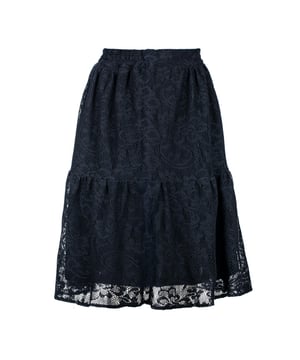 Dieser elegante schwarze Midirock ist aus weichem Jacquard-Baumwollspitze gefertigt und verleiht seinem klassischen Design eine raffinierte Textur. Vollständig gefüttert für Komfort und Blickdichte, verfügt er über einen verdeckten Reißverschluss hinten und einen elastischen Bund für einen sicheren Sitz. Der Rock fällt unter das Knie und hat eine sanfte, gestufte Silhouette, die Raffinesse und Leichtigkeit vereint und perfekt für sowohl formelle als auch legere Anlässe ist.