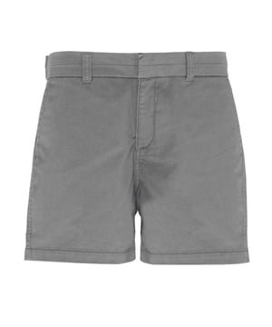 Klassisch geschnittene Shorts für Damen aus weichem Stoff. Hosenschlitz mit Reißverschluss und Knopfverschluss in der Taille. Gürtelschlaufen. Zwei seitliche Eingrifftaschen und aufgesetzte Gesäßtaschen mit Knopfverschluss. XS: 8, S: 10, M: 12, L: 14, XL: 16, 2XL: 18.