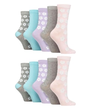 Verfris uw sokkencollectie met een vleugje kleur en plezier door deze bamboesokken met Wildfeet-patroon toe te voegen. In elke verpakking krijg je 10 paar sokken waar voor je geld, zodat je sokkenla nooit saai wordt. Ze zijn ook voorzien van een glad en fijn weefsel, waardoor ze een luxueus gevoel geven op je huid. De bamboerijke mix biedt uitzonderlijke zachtheid en comfort, ze hebben ook een zijdezacht gevoel dat onweerstaanbaar zacht is. Dankzij hun superieure kwaliteit zijn deze sokken perfect voor dagelijks gebruik, zodat je voeten de hele dag soepel en comfortabel blijven. De lichtgewicht, ademende gebreide vezels voeren op natuurlijke wijze vocht af, waardoor je voeten droog en comfortabel blijven. Bovendien helpt de thermoregulerende aard van bamboe om een ​​koele en verfrissende omgeving voor je voeten te behouden, waardoor overmatig zweten en geurtjes worden voorkomen. Extra duurzaam, de tenen en hielen van deze bamboesokken zijn versterkt. Bamboe is ook milieuvriendelijk en duurzaam, en in combinatie met de gerecyclede papieren verpakking voor deze sokken zijn ze een duurzamere keuze voor je collectie. Wild Feet is een assortiment sokken met coole ontwerpen, opvallende kleuren en eigenzinnige slogans - van mopshonden en pinguïns tot leeuwen en lama's! Kies uit een reeks stijlen voor heren en dames, van jurkjes tot sportsokken. Er zijn zelfs enkele sportieve stijlen beschikbaar! Deze sokken zijn verkrijgbaar in 5 patronen: luipaard, bloemen, stippen, regenboog of stippen. Ze zijn verkrijgbaar in één maat: dames 37-42 EU, zijn gemaakt van 70% viscose (van bamboe), 28% polyester, 2% elastaan ​​en zijn wasbaar in de machine.