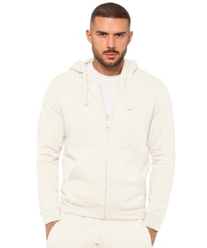 Maak kennis met de Enzo Heren Hoodie met Rits, een veelzijdige toevoeging aan je garderobe. Gemaakt met comfort en stijl in gedachten, heeft deze hoodie manchetten aan de polsen en een verstelbare capuchon met trekkoord voor een gepersonaliseerde pasvorm. Compleet met handige zijzakken, biedt het zowel functionaliteit als mode. Afgewerkt met een Enzo print, combineert deze hoodie naadloos praktische bruikbaarheid met een modern ontwerp.