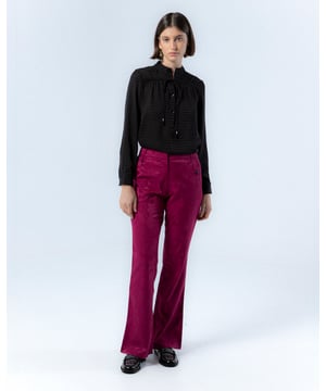 El Pantalón Verónica es una pieza llamativa y elegante para tu armario de otoño. Con su vibrante diseño floral y corte ajustado, este pantalón aporta un toque de sofisticación a cualquier conjunto. Combínalo con blusas ligeras y tacones para un look chic y moderno.
  
  
  
  Pantalón con cinturilla.
  
  Cierre frontal con cremallera y gancho metálico.
  
  Bolsillos laterales.
