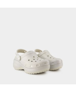 Colores: GRIS - Plata. Material: termoplástico. Material de la suela: caucho. Forro: croslite. Cierre: fácil de poner. Forma de la punta: redonda. Cómo queda: fiel a la talla - Talla: CROCS. Width: 10.5. Length: 25.6.