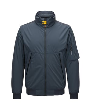 Diese stylische Bomberjacke vereint klassisches Design mit modernen Details und bietet eine normale Passform für bequemen Tragekomfort. Der durchgehende Reißverschluss wird von einem Stehkragen im Lagenlook ergänzt, der der Jacke das gewisse Etwas verleiht. Zwei seitliche Taschen mit verdecktem Reißverschluss und eine praktische Ärmeltasche bieten sicheren Stauraum für unterwegs. Eine Innentasche mit Klettverschluss hält wichtige Dinge griffbereit. Der elastische Rippstrick an Kragen, Saum und Ärmelenden sorgt für eine optimale Passform. Leicht gefüttert, wasserabweisend und winddicht – diese Jacke ist perfekt für wechselhaftes Wetter. Ein Print auf dem Taschenreißverschluss und ein Label-Patch am Ärmel runden das sportliche Design ab.