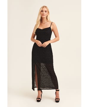 In diesem sexy, halbtransparenten schwarzen Midikleid mit Animal-Print aus einem Devore-Stoff können Sie Ihre Kurven frech in Szene setzen. Ein Schlitz an der Seite des Kleides mit einem Kuttenausschnitt und verstellbaren Trägern betont die langen Beine der Trägerin. Ein solches Midikleid verlangt nach Riemchenschuhen und fröhlichen Drinks.