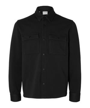 Die Hemdjacke von Selected Homme ist ein unverzichtbares Basic für Herren, ideal für die Übergangszeit. Sie zeichnet sich durch einen klassischen Hemdkragen und eine durchgehende Knopfleiste aus Druckknöpfen aus. Die langen Ärmel enden in praktischen Manschetten mit Druckknopf. Zwei aufgesetzte Brusttaschen bieten zusätzlichen Stauraum und verleihen der Jacke einen funktionalen Charme. Gefertigt aus hochwertigen Materialien, bietet sie einen hohen Tragekomfort und ist im klassischen Hemd-Style gehalten. Diese Hemdjacke ist eine stilvolle und praktische Ergänzung für jede Garderobe.