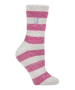 Kombinieren Sie Mode und Komfort mit diesen Heat Holders Lite Socken mit einzigartigem Design und Muster. Mit ihrem dicken Thermofutter und der gebürsteten Innenseite bieten sie ein Höchstmaß an Wärme. Gönnen Sie sich oder einem lieben Menschen diese Socken in mittlerer Wadenlänge, die im Bett oder zu Hause getragen werden können. Wärmen Sie Ihre kalten Füße mit diesen Socken mit einer TOG-Einstufung von 1,3. Je höher die TOG-Einstufung, desto wärmer sind die thermischen Eigenschaften der Socken und desto länger bleiben Sie warm. Die Heat Holders Lite Socken werden mit einer innovativen Stricktechnologie hergestellt, die einen UK PATENTED langen, geschlungenen Polsterflor erzeugt, der mehr warme Luft speichert und die TOG-Einstufung erhöht. Außerdem verfügen sie über eine unglaublich weiche, gebürstete Innenseite, die die Menge an warmer Luft, die in jeder Socke gehalten wird, maximiert und für unschlagbare Wärme und ganztägigen Komfort sorgt. Heat Holders sind bekannt für ihre überragenden, reichhaltigen Garnqualitäten, die ein fortschrittliches japanisches Design verwenden, das nachweislich eine leistungsstarke Isolierung gegen Kälte mit überragenden feuchtigkeitsableitenden Eigenschaften und Weichheit bietet. Erfreuen Sie den Tag einer jeden Frau mit diesen leuchtenden Farben und Stilen in den ultimativen Thermosocken. Wählen Sie aus Mustern wie Sternen, Herzen, Streifen, Blumen und mehr! Es gibt ein Design für die modischen Bedürfnisse jeder Frau! Diese Socken sind in den Damengrößen 4-8 UK, 37-42 EU, 5-9 US erhältlich.