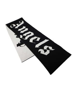 Palm Angels Macro Logo Scarf in black - white.- Bold branding across the front and fringed trims at the edges.- 50% Wool  50% Acrylic.- Ref: PMMA0250011001