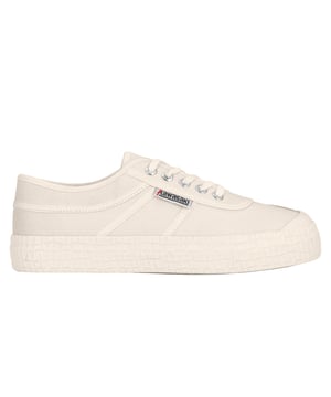 Siente el confort con cada pisada con las nuevas zapatillas de lona Original. Ahora con una nueva suela 3,2 cm y una doble plantilla interior, las Original son producto llamativo y cómodo. La zapatilla es un símbolo de originalidad y es el perfecto favorito de todos los tiempos. La gran selección de colores te permite explorar tu propio estilo personal... ¿a qué esperas?