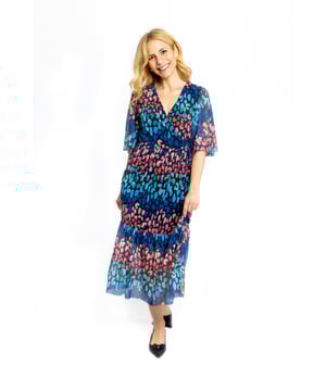 Las hermosas mangas y la falda fluida del vestido Louise te permiten salir con confianza y destacar entre la multitud. Con un toque contemporáneo en una paleta de tonos pastel, este vestido es ideal para eventos de temporada. Su diseño envolvente a medio camino lo hace fácil de llevar. El Louise se ve fabuloso con sandalias y un blazer para un look elegante o con zapatos planos para un estilo más casual.

95% poliéster, 5% elastano