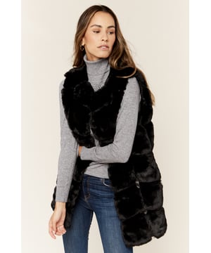Esta vez el chaleco es imprescindible y este estilo nos encanta. Con un chaleco tipo chaleco de piel sintética con corte tipo caja, estilo sin mangas y cierre de gancho/ojo, combínalo con jeans y una camiseta para lograr un look que nos encanta esta temporada.