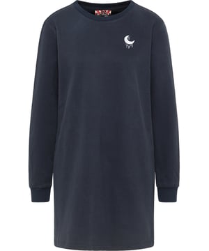 myMo ROCKS brengt de knielange sweatjurk samen met een vleugje romantiek. De losse oversized stijl krijgt een licht gothic tintje met het minimalistische maanborduursel op de borst. Met zijn geribde ronde hals, brede mouwuiteinden en zacht geborstelde binnenkant houdt hij je ook warm. Deze jurk stijgt moeiteloos van een behaaglijke basic tot een cool hoogtepunt.