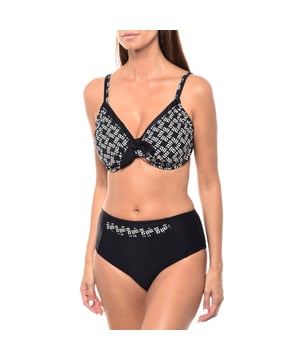 Dames Bikiniset Teleno: High Waisted Panty en Beugelbeha

 Deze bikiniset van Teleno biedt een perfecte mix van verfijning en comfort.

 De beugelbeha, ontworpen zonder vulling, verbetert de buste op natuurlijke wijze en biedt de nodige ondersteuning.

 Met de verstelbare bandjes kun je de pasvorm aanpassen, terwijl de ruches aan de zijkanten van de bh een modern accent geven dat aan verschillende silhouetten kan worden aangepast.

 Een charmant sierstrikje siert het midden van de bh en versterkt de vrouwelijke look van het geheel.

 De metalen gespsluiting op de rug zorgt voor een stevige en comfortabele pasvorm.

 De panty met hoge taille is ontworpen om het figuur slanker te maken en meer bedekking te bieden in de buikstreek, wat zorgt voor een comfortabele en flatterende pasvorm.

 Deze bikini is ideaal voor vrouwen die op zoek zijn naar een balans tussen ondersteuning, stijl en comfort, perfect voor zomerse dagen op het strand of bij het zwembad, met de kwaliteit en duurzaamheid van Teleno.
 Samenstelling: Bh: Shell: 82% Polyamide, 18% Elastaan; Voering: 92% Polyamide, 8% Elastaan; Voering: 73% Polyamide, 27% Elastaan; Tule: 90% Polyester, 10% Elastaan; Panty: Shell: 82% Polyamide, 18% Elastaan; Voering: 92% Polyester. 8% Elastaan
 Onderhoud:
- Na elk gebruik afspoelen in water.
 - Vermijd contact met oliën en bruiningscrèmes.
 - Vouw het natte badpak niet op.
 - Leg het in de schaduw.