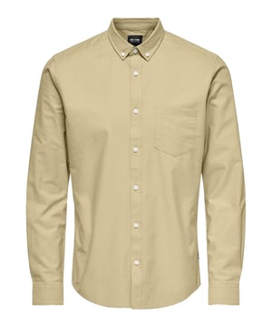 Dieses elegante Herrenhemd besticht durch seinen modernen Slim Fit Schnitt, der eine schlanke und stilvolle Silhouette formt. Der klassische Button-Down-Kragen verleiht dem Hemd eine zeitlose Note, während die durchgehende Knopfleiste für eine einfache Handhabung sorgt. Die verstellbaren 2-Knopf-Manschetten bieten Flexibilität und ermöglichen eine individuelle Anpassung. Aus hochwertigem Oxford-Gewebe gefertigt, verspricht das Hemd hohen Tragekomfort und Langlebigkeit. Es ist sowohl für formelle Anlässe als auch für den Alltag perfekt geeignet und lässt sich vielseitig kombinieren. Der Stoff fühlt sich angenehm auf der Haut an und bietet den ganzen Tag über optimalen Komfort. Ein Must-Have für den stilbewussten Mann, der Wert auf Qualität und Eleganz legt. Mit diesem Hemd sind Sie immer gut gekleidet und machen bei jeder Gelegenheit eine hervorragende Figur.