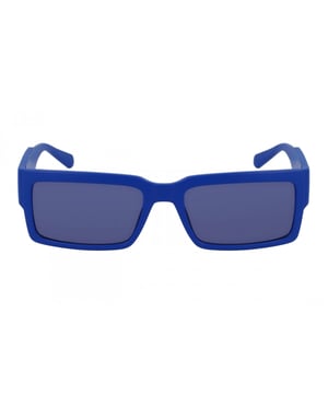 Gafas de sol CKJ23623S con montura de acetato.

Forma y diseño:
- Estas gafas Calvin Klein tienen una silueta rectangular.

Material de la montura:
- La montura de estas gafas está fabricada en acetato, un material plástico.
- El acetato proporciona durabilidad, flexibilidad y un acabado liso a la montura.

Patillas de acetato:
- Las patillas también están hechas de acetato, a juego con el material de la montura.
- El acetato en las patillas las hace livianas y cómodas de llevar.

Detalles de la marca:
- Grabado de la marca Calvin Klein en las patillas.
- Estos elementos de diseño ayudan a identificar claramente el modelo como parte de la colección de gafas Calvin Klein.

Lentes:
- Los lentes son de alta calidad.
- Estos lentes proporcionan una excelente protección UV y una visión nítida y clara.
 Medidas: Ancho lente: 57 mm. Puente: 18 mm. Patillas: 145 mm.
 Composición: Acetato
 Cuidados:
Utiliza un paño de microfibra suave y limpio para limpiar tus gafas de sol. Este tipo de paño no rayará los lentes.
Evita usar productos de limpieza abrasivos, detergentes, alcohol o acetona, ya que pueden dañar los lentes y los tratamientos antirrefleja