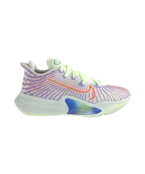Inicialmente se debutará en los Juegos Olímpicos de Tokio, la silueta ha sido elogiada por su durabilidad y comodidad. Nike reaccionó la espuma en la única unidad funciona en tándem con el zoom en el antepié, mientras que la parte superior textil prepara el escenario para acentos de control de estrecho, este último con rayas de forma alperatoria desde el antepié hasta el talón. El contorno de Swoosh en el perfil lateral se desvía del esquema de color predominantemente de dos tonos de la pareja con su disposición de naranja, que también aparece como un complemento en las rayas antes mencionadas, así como en la marca de zoom de aire en el amortiguación bajo los pies.