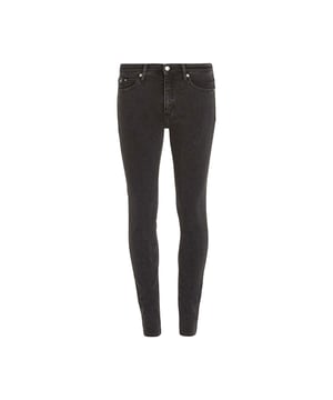 Color: Denim Black 1BY Cintura: Alta Detalles: Cinco bolsillos, elástico con logo aplicado en la espalda Cierre: Botón en la cintura Largo: Largo Corte: Slim Ocasión: Tiempo libre