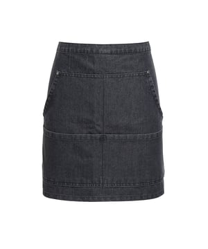 Denim tailleschort met contrasterende stiksels. Koperen klinknagels. Vier zakken. 106 cm zelfklevende banden. Lengte van het schort is 39,5 cm en breedte 79 cm.. Wasvoorschriften Huishoudelijke wasserij 60c, Industriële wasserij 85c. Stof 70% Katoen, 30% Polyester keperstof.