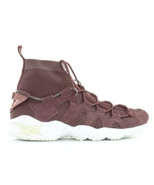 El ASICS Gel-Mai Knit Mt es una actualización limpia del original, con una parte superior de punto en una mitad de silencio para una comodidad suave, mientras que el soporte de tobillo de ingeniería lo mantiene en pie. Tener agarre y estabilidad, mientras que la construcción de 1 pieza y el cordón asimétrico llaman la atención. Superior tejido
A mitad de la silhoueta
Construcción de 1 pieza
Ajuste de calcetín
Superposiciones de ante
Sistema de cordones asimétrico
Soporte de tobillo diseñado
Tirón
Tecnología de gel a medias
Suela de goma