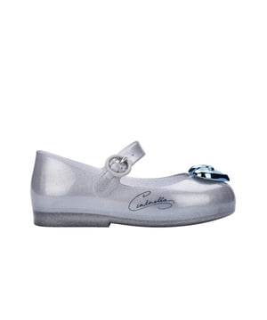 From Disney castles to your young one's feet! The Mini Melissa Sweet Love + Disney Princess will have your baby surrounded by magic and style. Our classic ballerina silhouette is adorned with Disney princess prints, and comes in a variety of colors to mix and match!