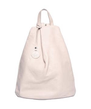 Mochila  
100% cuero de vaca  
Apertura oculta con cremallera  
Bolsillo interior con cremallera  
Bolsillo trasero con cremallera  
Dimensiones (L): 38x36x18 cm  
Asa: 21 cm  
Correa de hombro: 2x80 cm ajustable